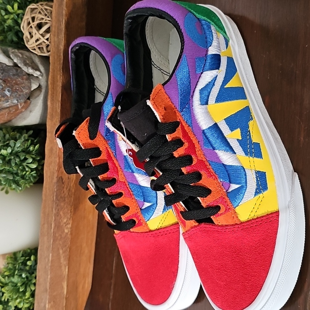Old school Vans tennis shoes.  Men's size 5 Woman's size 6.5
